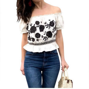 AMERICAN EAGLE WOMEN CREAM OFF THE SHOULDER EMBROIDERED TEE SIZE M